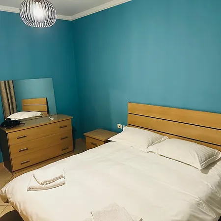 Quiet & Spacious Center - 4 Min Walk