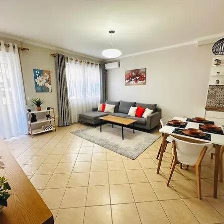 Quiet & Spacious Center - 4 Min Walk شقة تيرانا