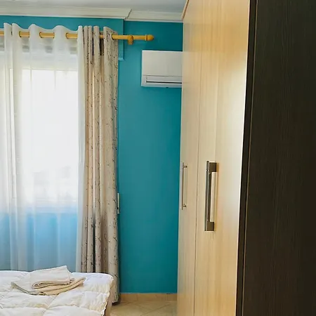 Quiet & Spacious Center - 4 Min Walk
