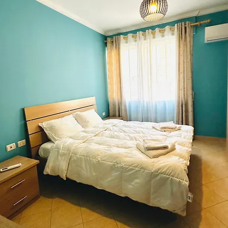 Quiet & Spacious Center - 4 Min Walk شقة