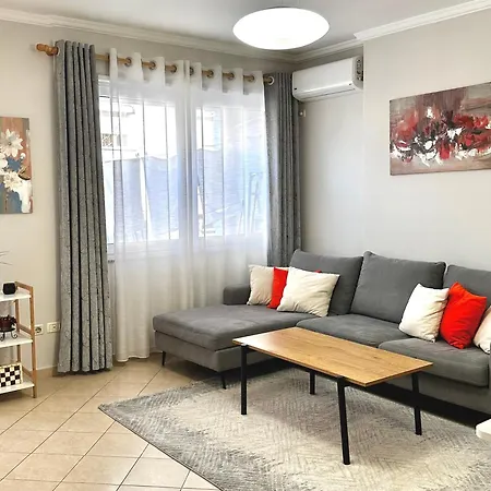 Quiet & Spacious Center - 4 Min Walk Apartment